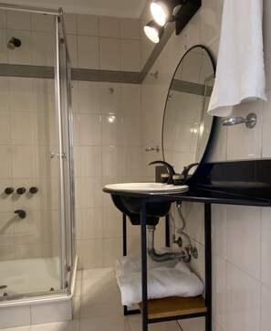 Secador de pelo, bidet, toallas, jabón