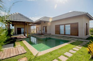 A modern house with a swimming pool, wooden deck, and a covered patio. - ILLA BLUE VILLAGE (Trairi)