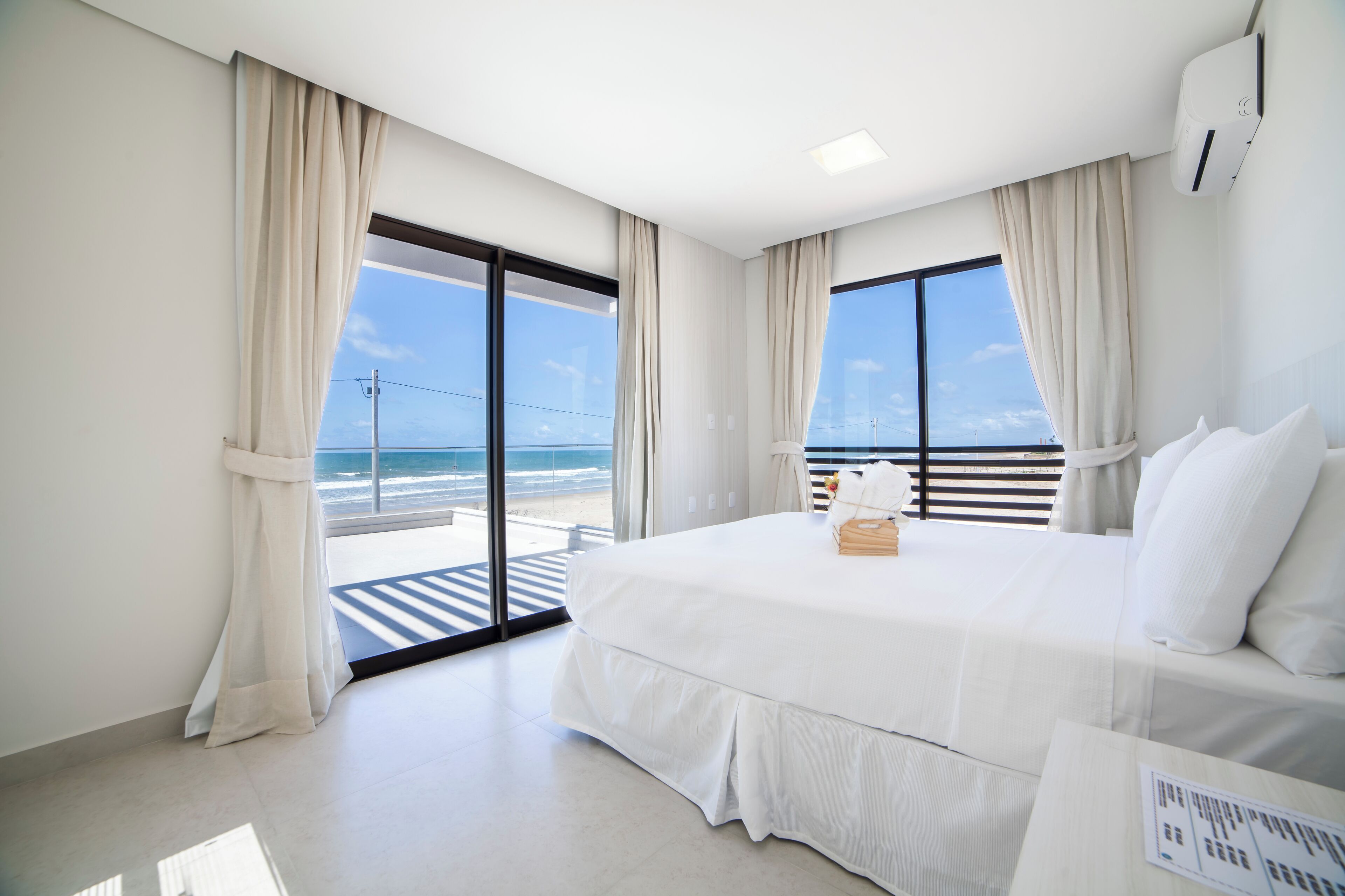 Vila superluxo, 3 quartos, piscina particular, vista para a praia | Opções para refeição no quarto