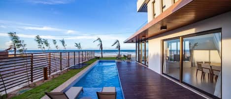 Luksushuvila, 3 makuuhuonetta, yksityinen uima-allas, rantanäköala | Terassi/patio