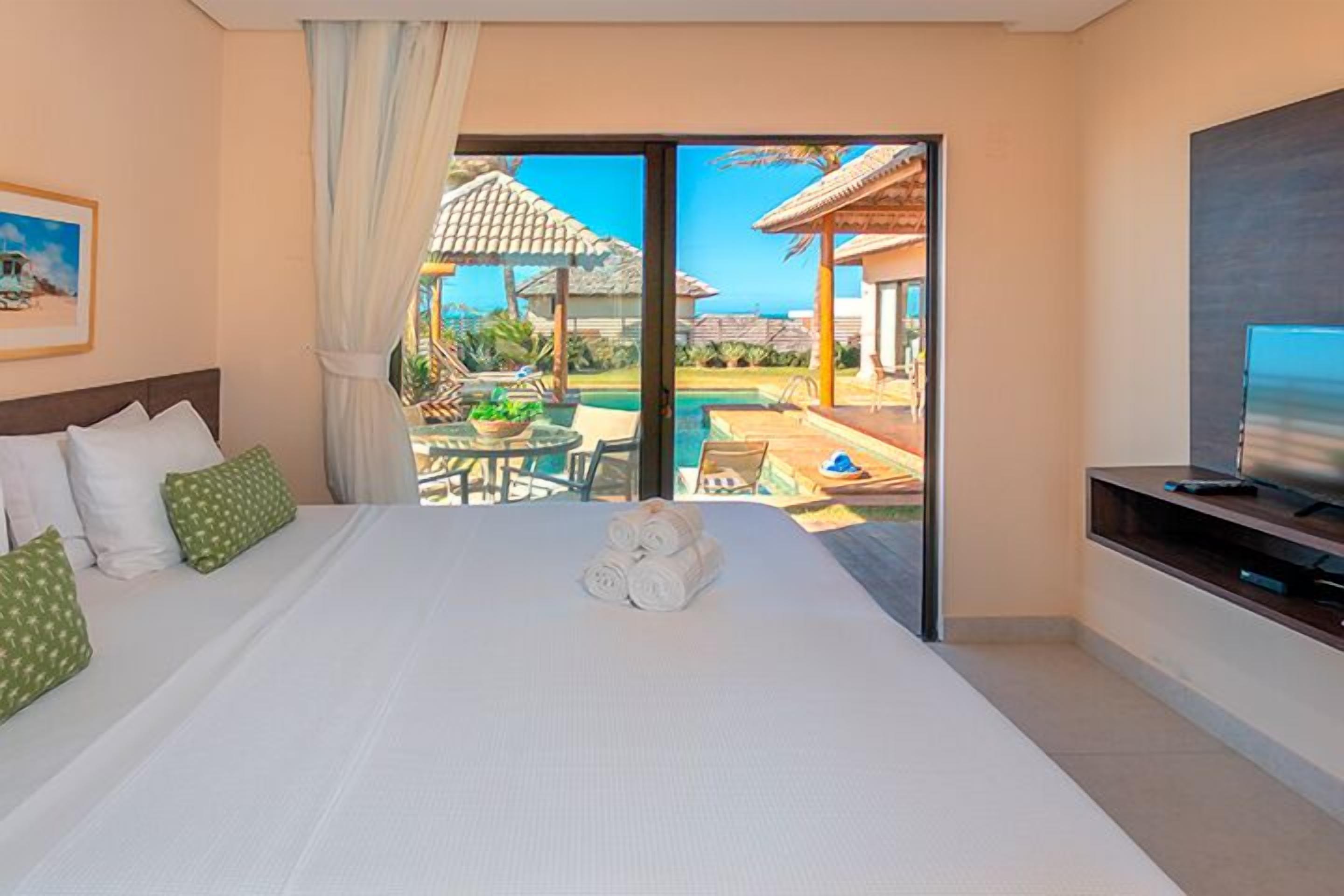 Premium villa, 3 slaapkamers, privézwembad, uitzicht op het strand | Pillowtop-bedden, een minibar, een kluis op de kamer