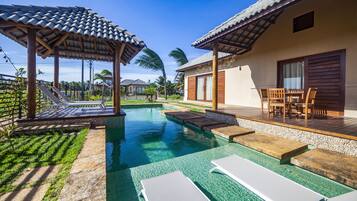 Exclusive-huvila, 3 makuuhuonetta, yksityinen uima-allas, näköala puutarhaan | Terassi/patio