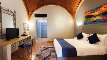 Junior-Zimmer, Meerblick, Poolseite | 1 Schlafzimmer, Minibar, Zimmersafe, individuell eingerichtet