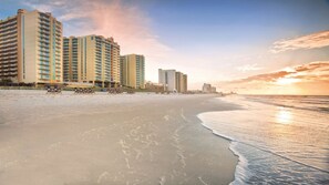 在海滩、沙滩毛巾