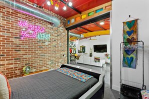 3 bedrooms, desk, iron/ironing board, free WiFi - The ArtHouse: Where Industrial Charm Meets Creative Inspiration (St. Augustine)