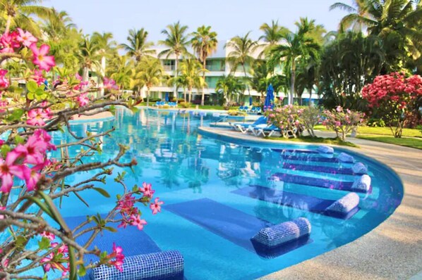 Outdoor pool, a heated pool - Apartment with an Incredible Terrace in Acapulco Diamante (Acapulco de Juárez)