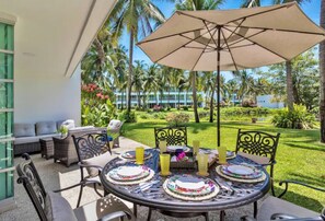Outdoor dining - Apartment with an Incredible Terrace in Acapulco Diamante (Acapulco de Juárez)