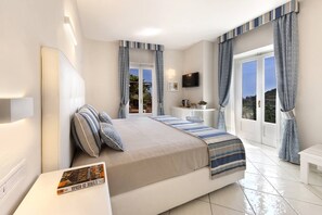 Deluxe Apartment | 1 bedroom, minibar, in-room safe, desk