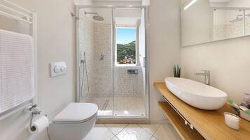 Appartamento Deluxe | Bagno | Set di cortesia gratuito, asciugacapelli