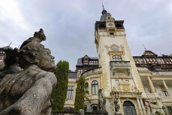 Ein historisches Gebäude mit einem markanten Glockenturm und klassischer Architektur.