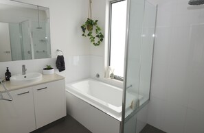 Serviettes fournies, papier toilette