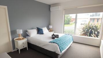 3 bedrooms, iron/ironing board, bed sheets