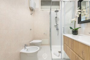 Bruser, hårtørrer, bidet, håndklæder