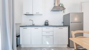 Wasserkocher mit Kaffee-/Teezubehör, Kühlschrank, Herdplatte