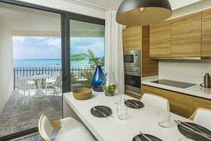 Căn hộ Premier | Bếp riêng | Tủ lạnh, lò vi sóng, lò nướng, lò nướng bánh mì 