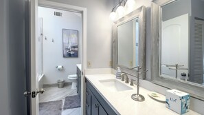 Villa, Mehrere Betten, Terrasse, Strandblick (203 Twin Oaks) | Badezimmer
