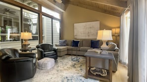 Villa, plusieurs lits, patio, vue plage (203 Twin Oaks) | Coin séjour | Télévision de 50 pouces avec chaînes par câble