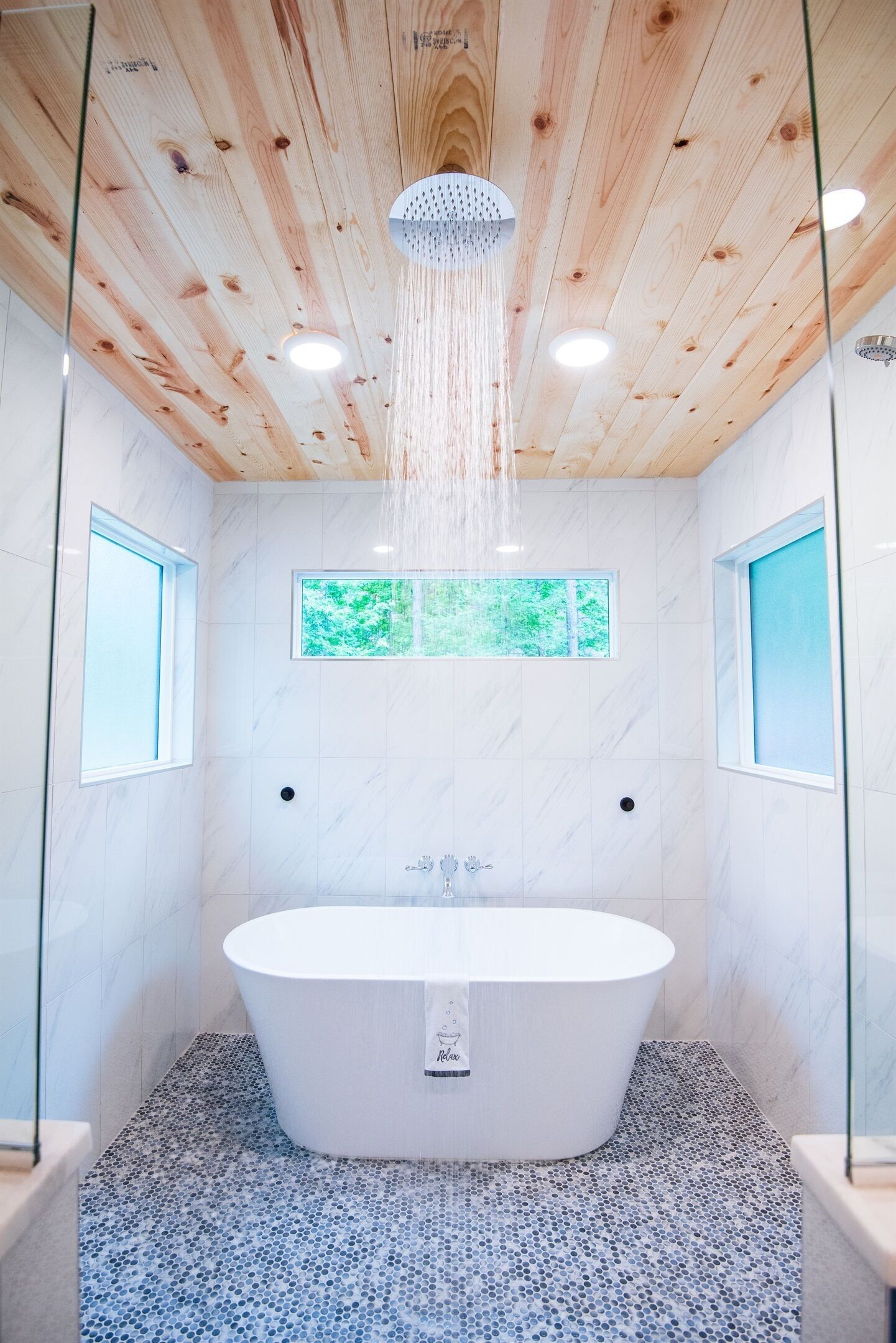 Badewanne, Haartrockner, Handtücher
