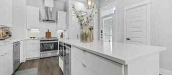 Modern Luxe retreat in EaDo Downtown Houston few blocks from Minute Maid Park