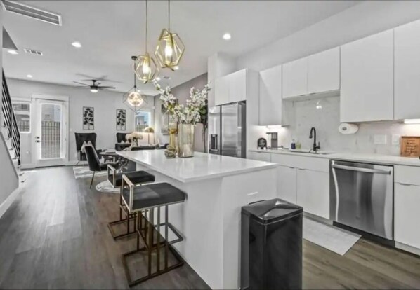 Fridge, microwave, oven, stovetop - Modern Luxe retreat in EaDo Downtown Houston few blocks from Minute Maid Park (Houston)