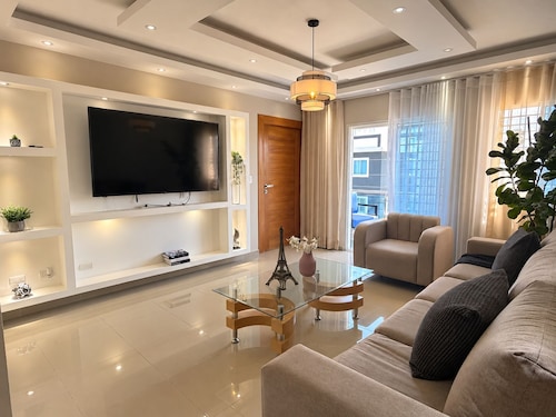 Deluxe 3BD gated Apt near Colegio Iberia with pool