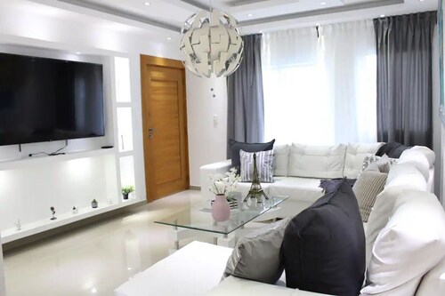 Deluxe 3BD gated Apt near Colegio Iberia with pool