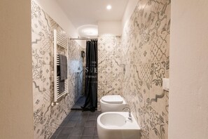 Dusche, Haartrockner, Bidet, Handtücher