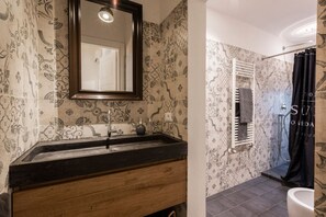 Douche, sèche-cheveux, bidet, serviettes fournies