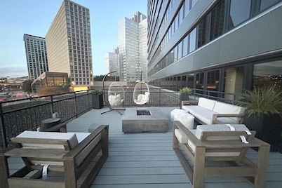 Sweeping Stadium Views | Best Location | 2 Sofas 2 TVs + 24/7 Gym Terrace Roku
