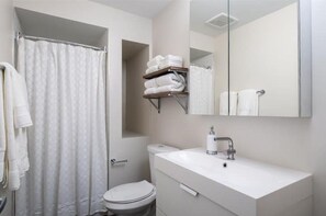 Een douche, een haardroger, handdoeken, zeep