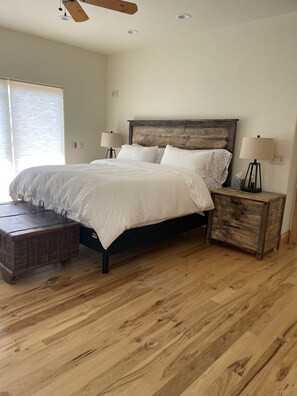 4 عدّة غرف نوم ومكواة/لوح كي وواي فاي وملاءات أسرّة