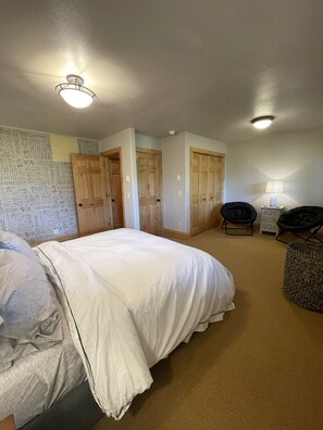 4 عدّة غرف نوم ومكواة/لوح كي وواي فاي وملاءات أسرّة