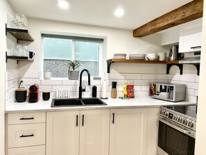 Kühlschrank, Mikrowelle, Ofen, Herdplatte