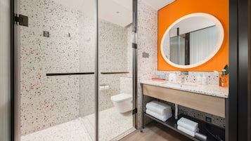 Habitación estándar, 1 cama de matrimonio grande, accesible para personas con discapacidad | Baño | Cabezal de ducha tipo lluvia y artículos de higiene personal gratuitos