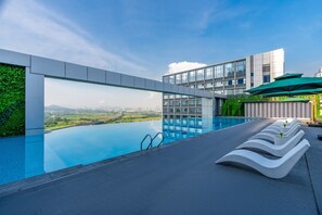 Infinity pool - EVEN Hotel Shenzhen Guangming Cloud Park by IHG (Shenzhen)