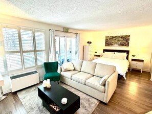 1 habitación, escritorio, tabla de planchar con plancha y cuna de viaje 