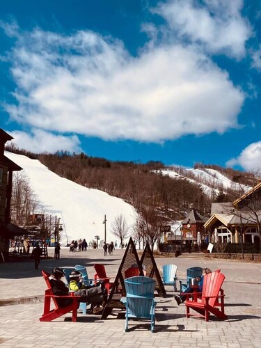 Mountainside Studio Bliss: Steps to Slopes, Renovated, Pool, 2 Hot Tubs, Tennis
