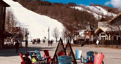 Mountainside Studio Bliss: Steps to Slopes, Renovated, Pool, 2 Hot Tubs, Tennis