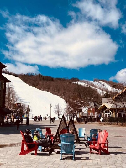 Mountainside Studio Bliss: Steps to Slopes, Renovated, Pool, 2 Hot Tubs, Tennis