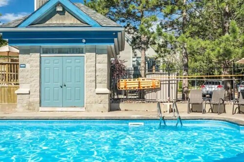 Mountainside Studio Bliss: Steps to Slopes, Renovated, Pool, 2 Hot Tubs, Tennis