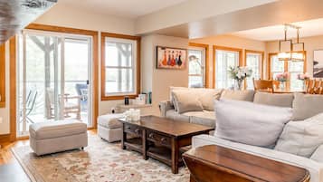 Smart-TV, Kamin, Bücher, Stereoanlage