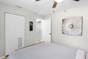 2 soverom, skrivebord, strykejern/-brett og reiseseng for barn