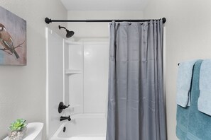 Hair dryer, towels, soap, shampoo - The Downtown Retreat Six (Ocala)