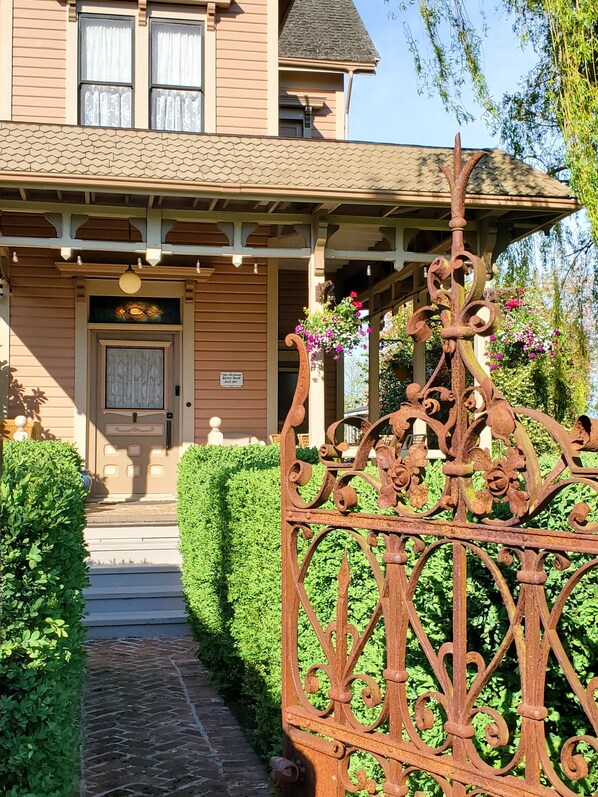 Exterior - The Adams Pragge House (Port Townsend)