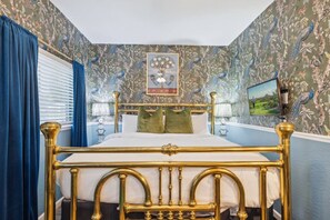 2 bedrooms, iron/ironing board, WiFi, bed sheets - Historic Speakeasy Inspired | 2 min walk to ASU (Tempe)