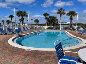 Una piscina cubierta, una piscina al aire libre