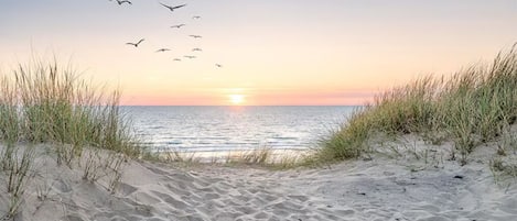 På stranden