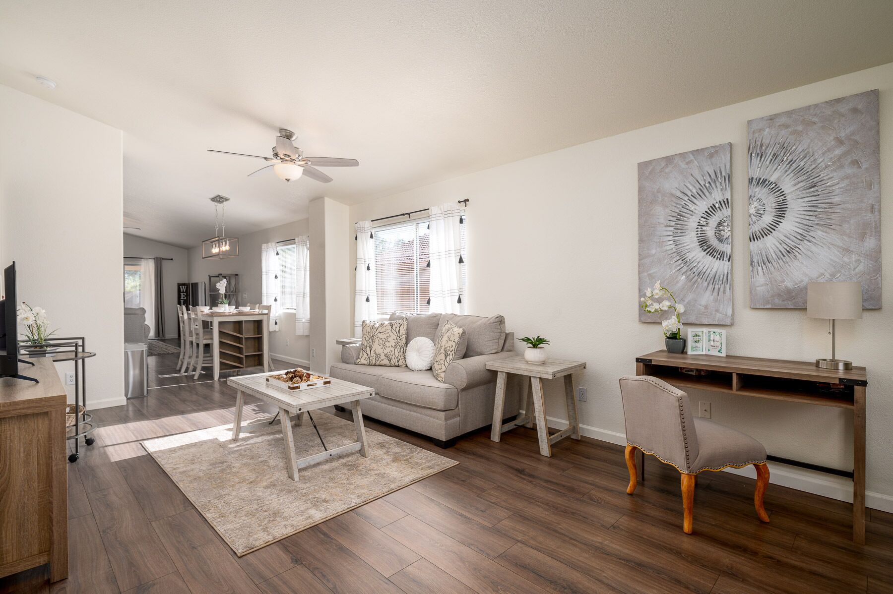 Een smart-tv en boeken