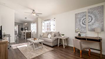 Een smart-tv en boeken