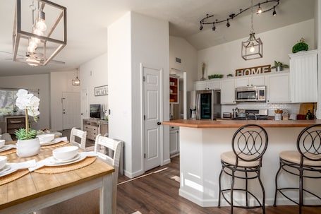 Restauration. Wonderful Vacation Home - Trails, Golf & Dining
